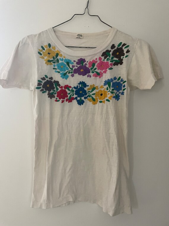 Floral embroidered single needle stitch white t s… - image 2