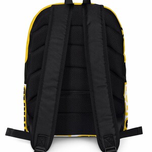 K&ouml;nnte beinhalten: Schwarzer Rucksack mit gelben Akzenten und einem Mesh-R&uuml;ckenpanel. Der Rucksack hat verstellbare Tr&auml;ger und einen Rei&szlig;verschluss.