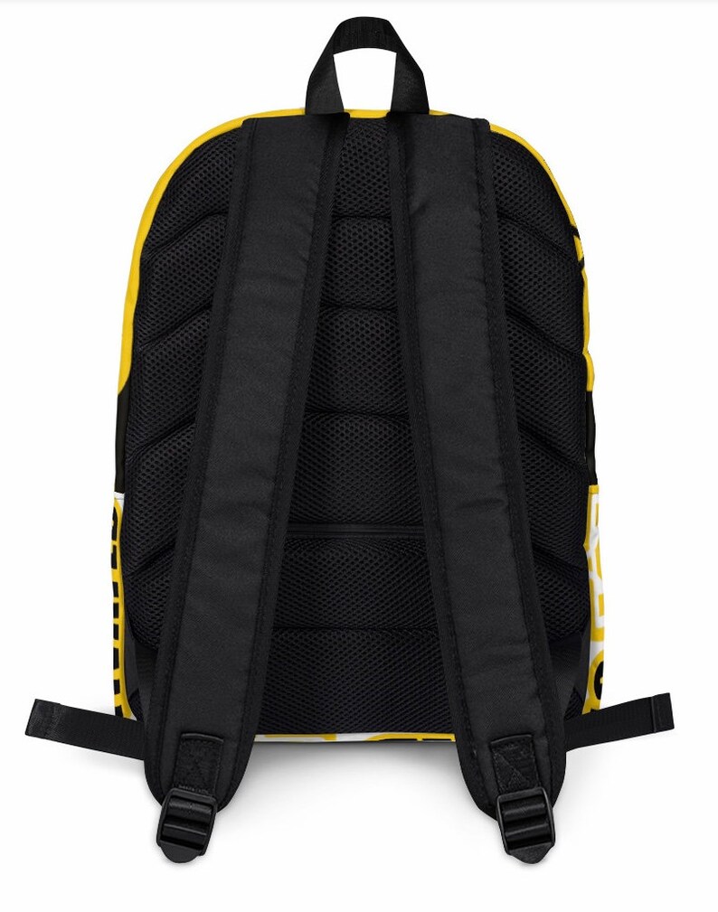K&ouml;nnte beinhalten: Schwarzer Rucksack mit gelben Akzenten und einem Mesh-R&uuml;ckenpanel. Der Rucksack hat verstellbare Tr&auml;ger und einen Rei&szlig;verschluss.