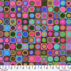 以下が含まれることがあります： ピンク、青、緑、茶色、紫など、様々な色の手描き風の円が各正方形の中に配置されたグリッド状の生地パターン。下部にある白い定規には0から30センチメートルまでの目盛りが表示されています。
