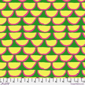 Op de afbeelding: Een stofpatroon met herhalende rijen gele halve cirkels omlijnd in felroze tegen een effen groene achtergrond. Onderaan is een witte liniaal met zwarte markeringen zichtbaar, die tot 30 centimeter in lengte meet.