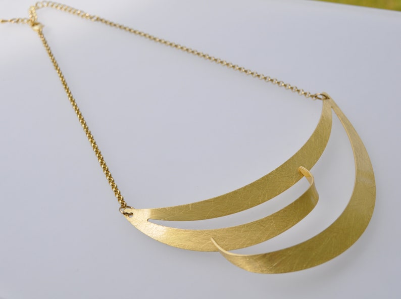 Three curved lines necklace