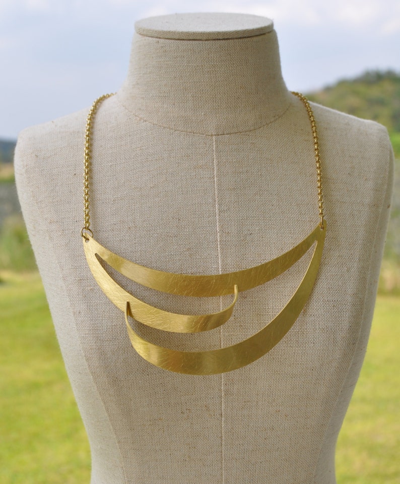 Three curved lines necklace