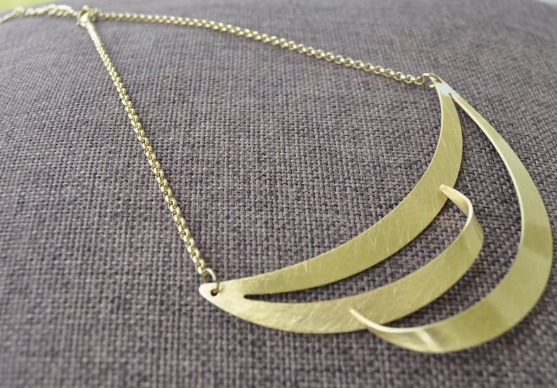 Three curved lines necklace