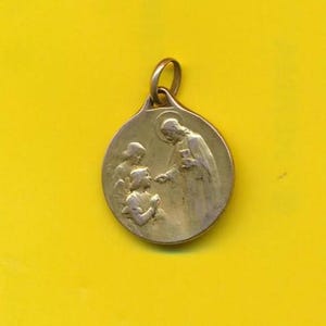 Ancienne médaille religieuse en plaqué or FIX représentant une communiante - communion  (ref 5254)