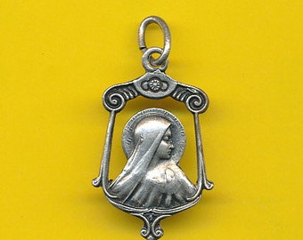 Vintage verzilverde metalen bedel religieuze medaille hanger portret van Maria en heilig hart van Jezus (ref 4240)