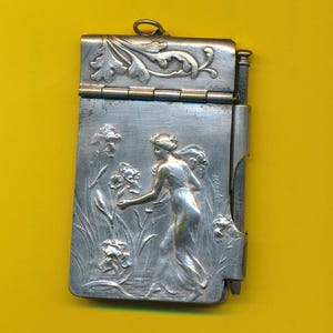 Pingente de medalha de charme banhado a prata Art Nouveau, medalhão de cartão de dança francesa, mulher e flores, assinado Dropsy (ref 5472)