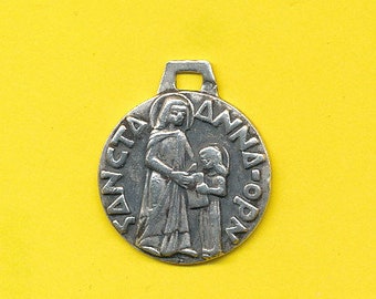 Médaille religieuse Art Deco en métal argenté représentant Ste Anne par Fernand Py  (ref 4257)