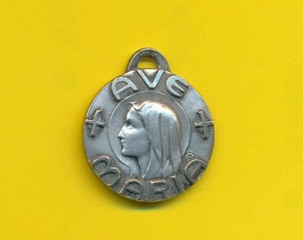 Franse kunst verzilverde charme religieuze medaille portret van Maria - Onze Lieve Vrouw van Lourdes - Ave Maria (ref 4893)