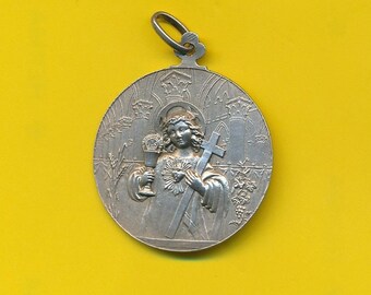 Grote Victoriaanse sterling zilveren bedel religieuze medaille hanger die de 1e communie medaille vertegenwoordigt - Jezus - kelk (ref 4682)