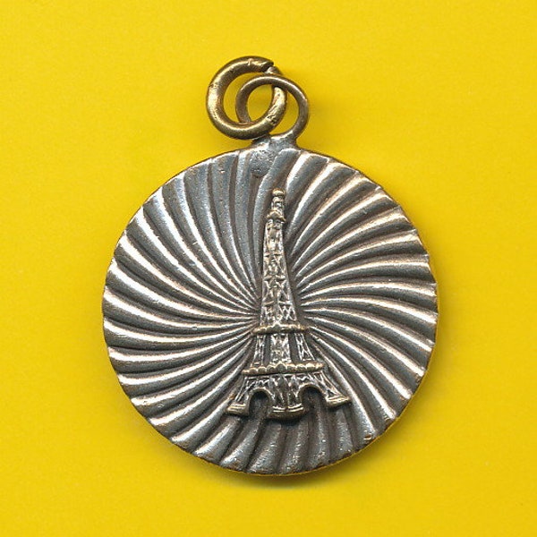 Ancienne médaille en bronze argenté réprésentant une Tour Eiffel - Souvenir de Paris (ref 4210)