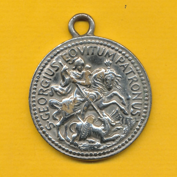 Ancienne et grande médaille religieuse en métal argenté représentant St Georges terrassant le dragon (ref 2686)