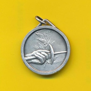 Art Nouveau silver plated charm medal pendant representing Fencing medal  (ref 5466)