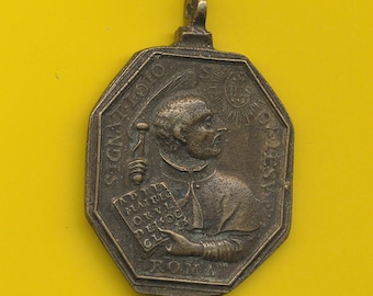 Grote antieke 18e eeuwse bronzen charme religieuze medaille hanger St Francis Xavier en St Ignace van Loyola (ref 3816)
