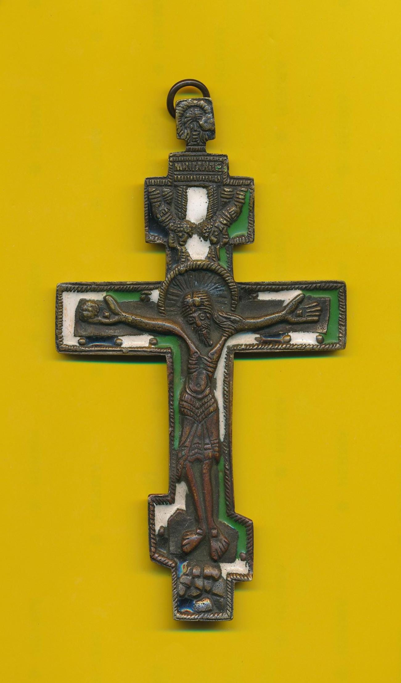 Ancien Pendentif Crucifix En Bronze Et émail Doré - Dimensions 5,5 X 4 Cm - Occasion Bon état