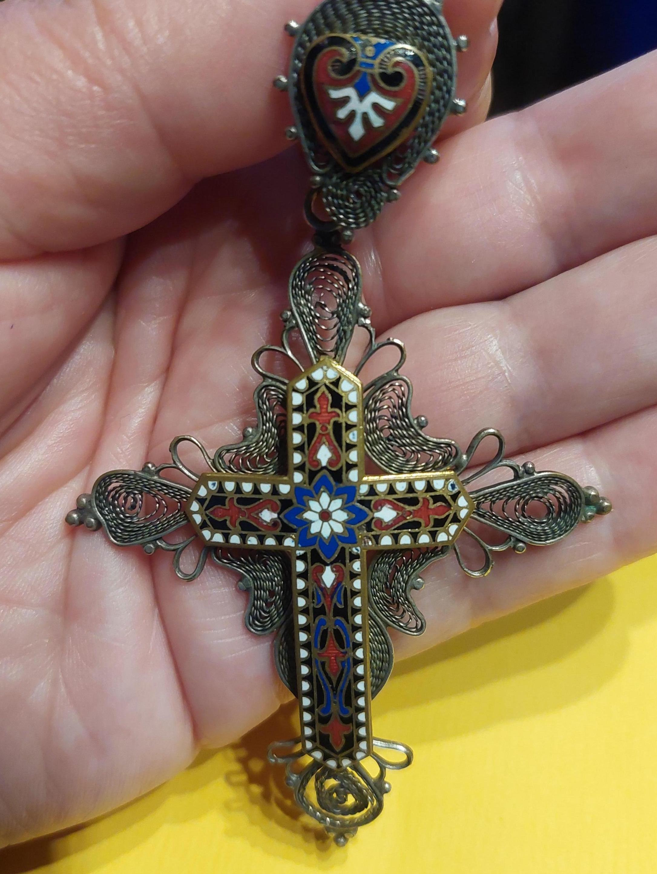 Broche Ou Pendentif Croix Vintage En Métal Argenté Texturé - Repeint Multicolore - Occasion