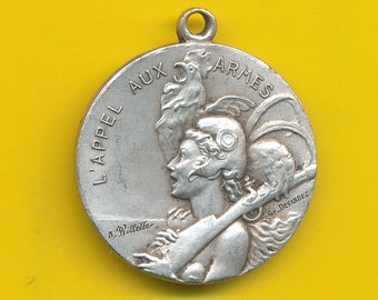 WWI Vintage silvered bronze charm medal pendant representing The call to arms by Willette/Devambez - Cock - Rooster (ref 4269)