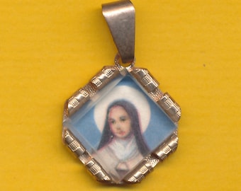 Vintage vergulde metalen en afbeelding charme religieuze medaille hanger Portret van St. Theresia van Lisieux (ref 2227)