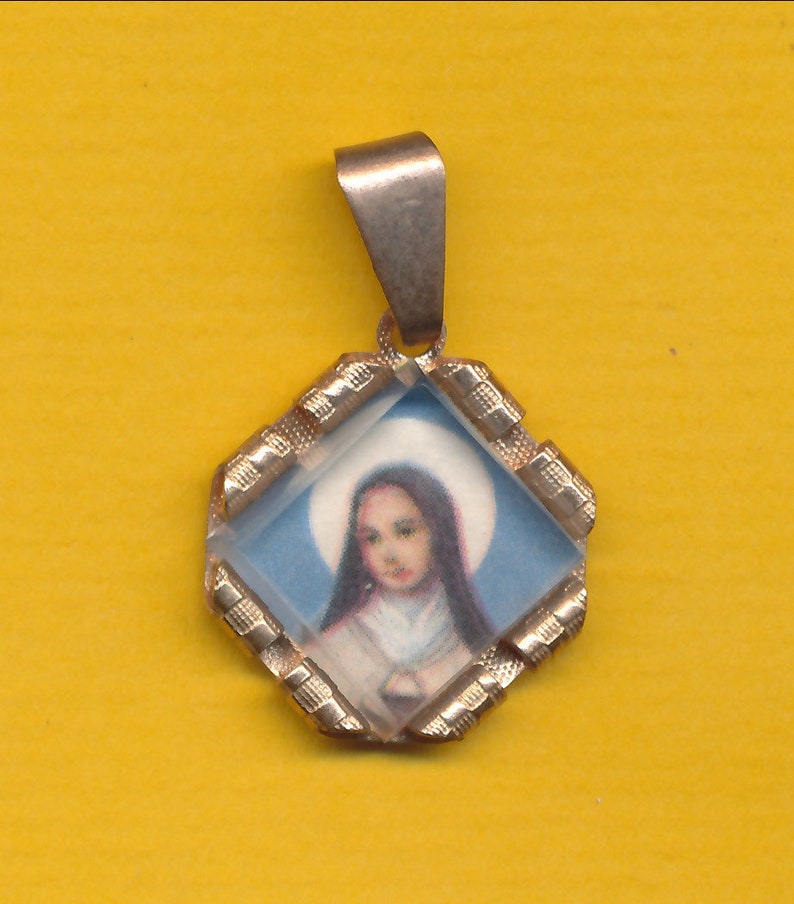 Vintage vergulde metalen en afbeelding charme religieuze medaille hanger Portret van St. Theresia van Lisieux ref 2227 afbeelding 1