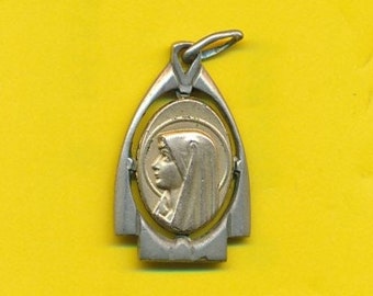 Art Nouveau zilveren en vergulde bedel religieuze medaille Hanger Portret van Maria - Onze Lieve Vrouw van Lourdes (ref 5136)