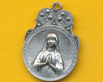 Antieke grote zilveren charme religieuze medaille hanger die Onze-Lieve-Vrouw van Lourdes voorstelt - Grot van Lourdes 1908 (ref 2805)