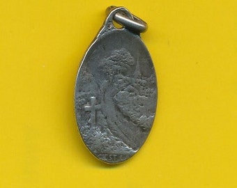 Antique WWI sterling silver charm medal pendant representing Tomb - Village 1914-1916  (ref 4693)