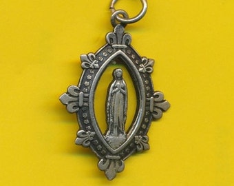 Vintage verzilverde bedel religieuze medaille hanger Portret van Maria - Onze Lieve Vrouw van Lourdes (ref 5121)