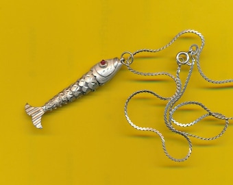 Vintage bedelhanger sterling zilver gelede vis met rode ogen + ketting (ref 5179)