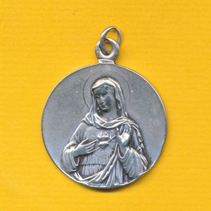 Large and antique silver plated metal charm religious medal Our Lady of Sacred Heart (ref 1614)