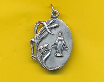 Vintage verzilverde bedel religieuze medaille hanger die de Wonderbaarlijke Medaille vertegenwoordigt (ref 5122)