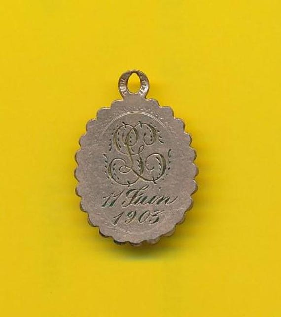 Médaille religieuse en or jaune 18k 750/1000e. Poids : 5 g. - Enchères