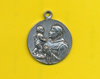 Antiek verzilverde metalen bedel religieuze medaille Hanger Sint Antonius van Padua - bloem (ref 4643)