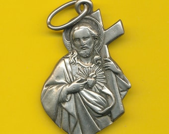 Médaille religieuse en métal argenté représentant le Sacré Coeur de Jesus  (ref 3824)