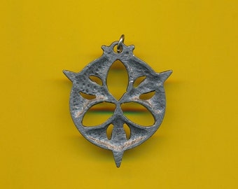 Medaillehanger van verzilverd metaal met symbool van de Drie Gratiën, Dochters van Zeus en Oceanus (ref 5175)