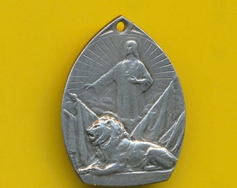 Ancienne médaille religieuse en métal argenté Sacré Coeur de Jesus et le Lion  (ref 4505)