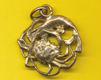 Zeldzame vergulde bronzen bedelmedaillehanger die Crab en Labster voorstelt (ref 3191)