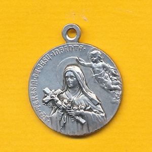 French silver plated Charm Religious Medal pendant representing Saint Therese of Lisieux and Pope Pius XI (ref 1458)