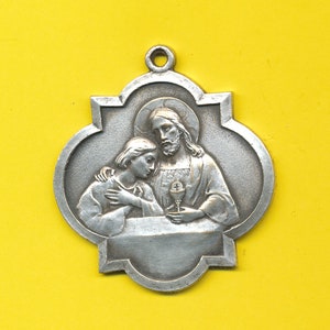 Ancienne médaille religieuse en métal argenté  Jesus et un communiant - médaille de communion - Jesus et St Jean  (Ref 3651)