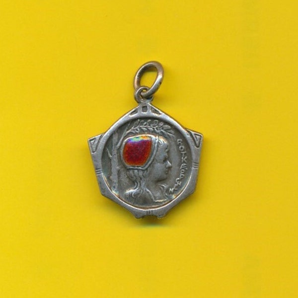 Ancien et rare pendentif Art Nouveau en argent représentant Le petit chaperon rouge (ref 4809)