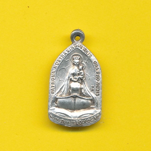 Notre Dame de la Garde ancienne médaille religieuse en métal argenté en forme de bateau (ref 4060)