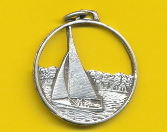 Vintage verzilverde metalen charme medaille hanger die het zeilschip vertegenwoordigt - Jacht (ref 3798)
