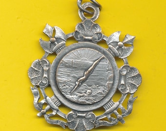 Vintage silvered bronze charm medal pendant representing Swimming 1909 (ref 4149)