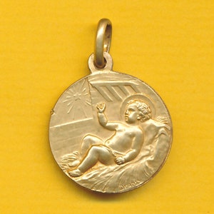 Ancienne médaille religieuse en plaqué or représentant Jesus dans la crêche - Le Serviteur de Dieu Guy de Fontgalland (ref 4341)