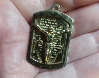 Ciondolo originale placcato oro con croce cattolica e medaglia incisa con preghiera del Padre Nostro (rif. 5486)