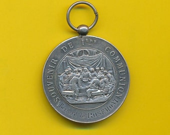 Grote Victoriaanse sterling zilveren bedel religieuze medaille hanger die de 1e communie medaille vertegenwoordigt - 1906 (ref 4681)