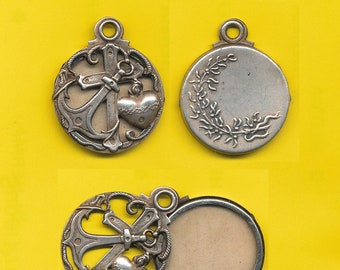 Ancienne médaille porte photo en métal argenté Symbol Chrétien pour la foi l'amour et l'espérance (ref 4256)