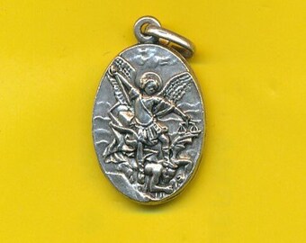 Antieke verzilverde metalen bedel religieuze medaille hanger St Michael die de draak doodt - Aartsengel (ref 4461)