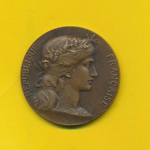 Rare Art Nouveau bronze charm medal WWI France Marianne by Daniel Dupuis offered by the Minister of War (ref 5354)