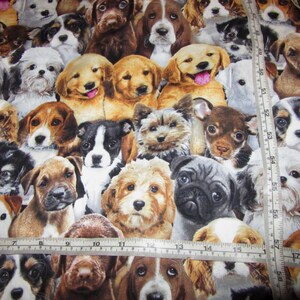 Puede incluir: Una tela colorida con un patrón repetido de varias razas de perros. La tela presenta una variedad de razas de perros, incluidos golden retrievers, carlinos y terriers. La tela es perfecta para proyectos de manualidades, como colchas, almohadas y bolsas de mano.