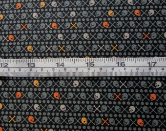piccolo teschio e ossa incrociate scampolo di cotone 2/3yd Harvest Moon per studioE fabrics venditore nel Regno Unito